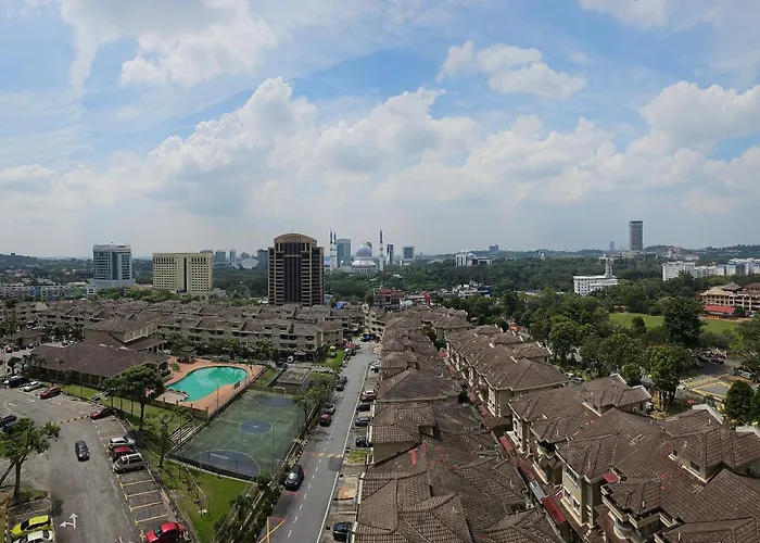 Homestay Mahligai View Near Masjid Shah Alam, Uitm Shah Alam, I-City, Stadium Shah Alam, Sacc, Pkns, Idcc, Msu, 17 Min Kuala Lumpur & Klang, Max 10 People, Free Food, Snooker, Pingpong, Indoor Games, Swimming Pool, Fast Wifi