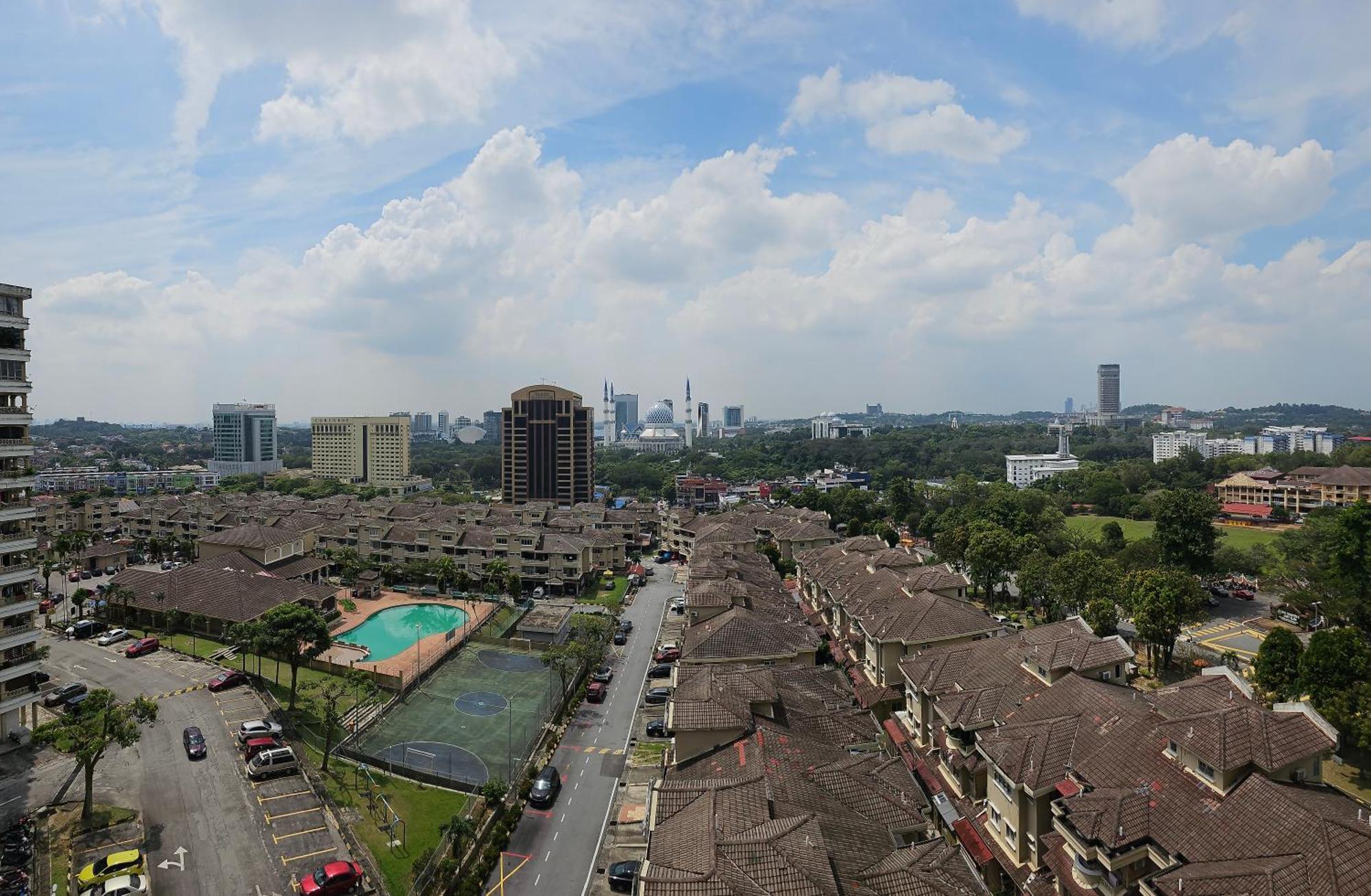 Mahligai View Near Masjid Shah Alam, Uitm Shah Alam, I-city, Stadium Shah Alam, Sacc, Pkns, Idcc, Msu, 17 Min Kuala Lumpur & Klang, Max 10 People, Free Food, Snooker, Pingpong, Indoor Games, Swimming Pool, Fast Wifi Apartment *