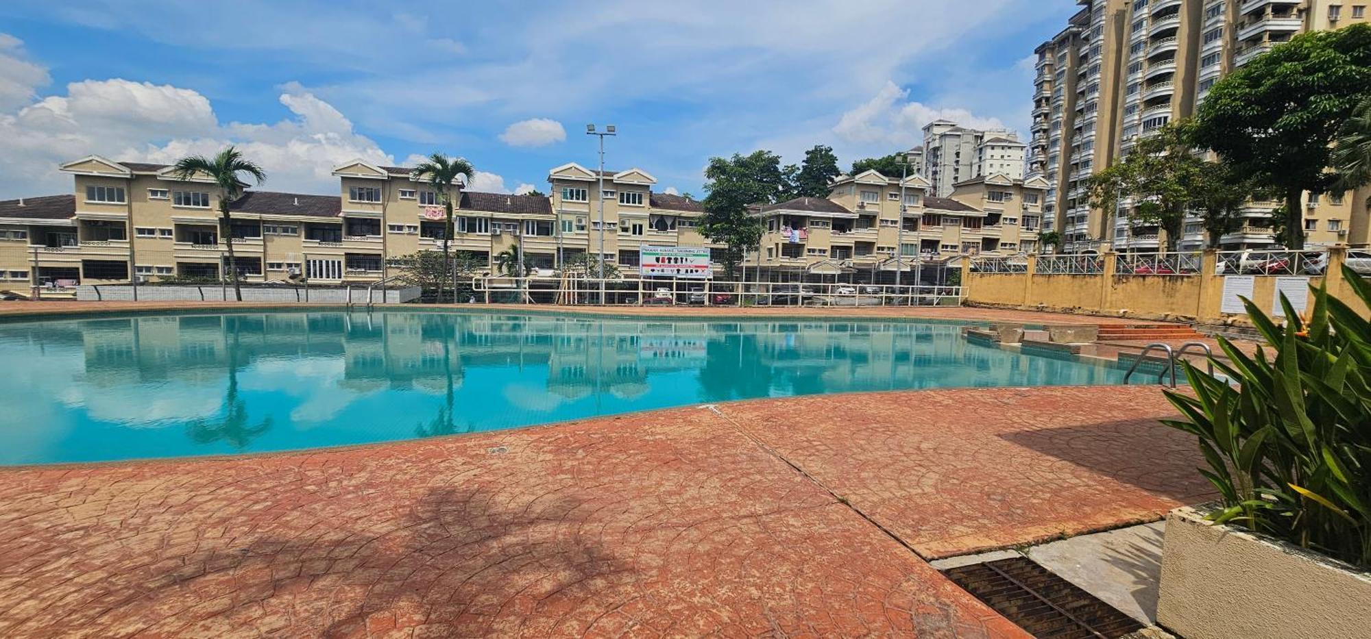 Mahligai View Near Masjid Shah Alam, Uitm Shah Alam, I-city, Stadium Shah Alam, Sacc, Pkns, Idcc, Msu, 17 Min Kuala Lumpur & Klang, Max 10 People, Free Food, Snooker, Pingpong, Indoor Games, Swimming Pool, Fast Wifi *