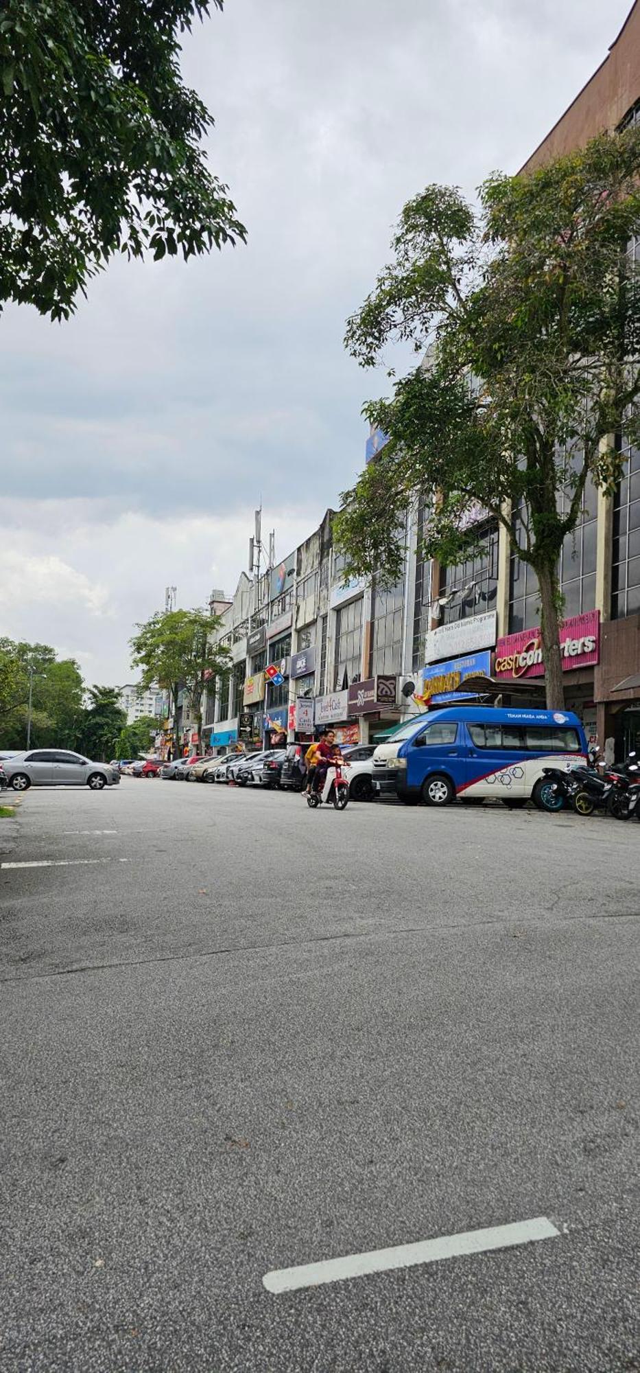 Apartment Mahligai View Near Masjid Shah Alam, Uitm Shah Alam, I-city, Stadium Shah Alam, Sacc, Pkns, Idcc, Msu, 17 Min Kuala Lumpur & Klang, Max 10 People, Free Food, Snooker, Pingpong, Indoor Games, Swimming Pool, Fast Wifi *
