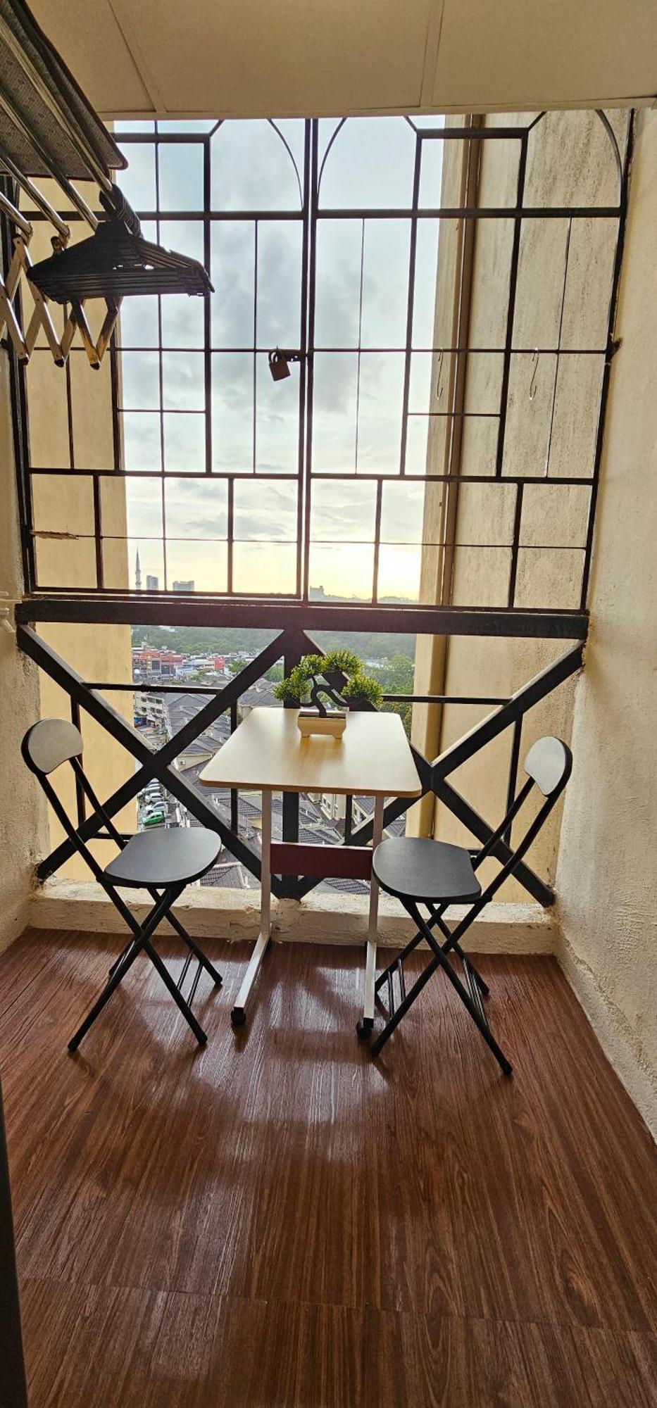 Mahligai View Near Masjid Shah Alam, Uitm Shah Alam, I-city, Stadium Shah Alam, Sacc, Pkns, Idcc, Msu, 17 Min Kuala Lumpur & Klang, Max 10 People, Free Food, Snooker, Pingpong, Indoor Games, Swimming Pool, Fast Wifi *