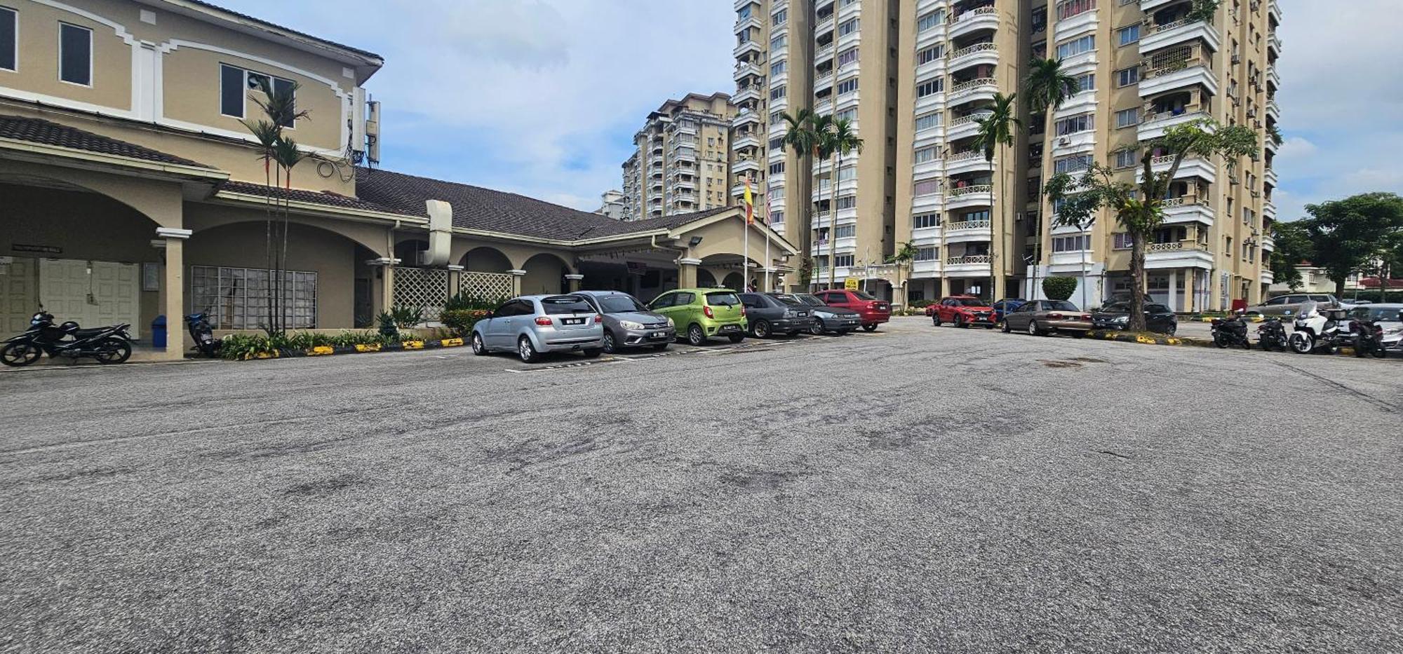 Apartment Mahligai View Near Masjid Shah Alam, Uitm Shah Alam, I-city, Stadium Shah Alam, Sacc, Pkns, Idcc, Msu, 17 Min Kuala Lumpur & Klang, Max 10 People, Free Food, Snooker, Pingpong, Indoor Games, Swimming Pool, Fast Wifi Shah Alam