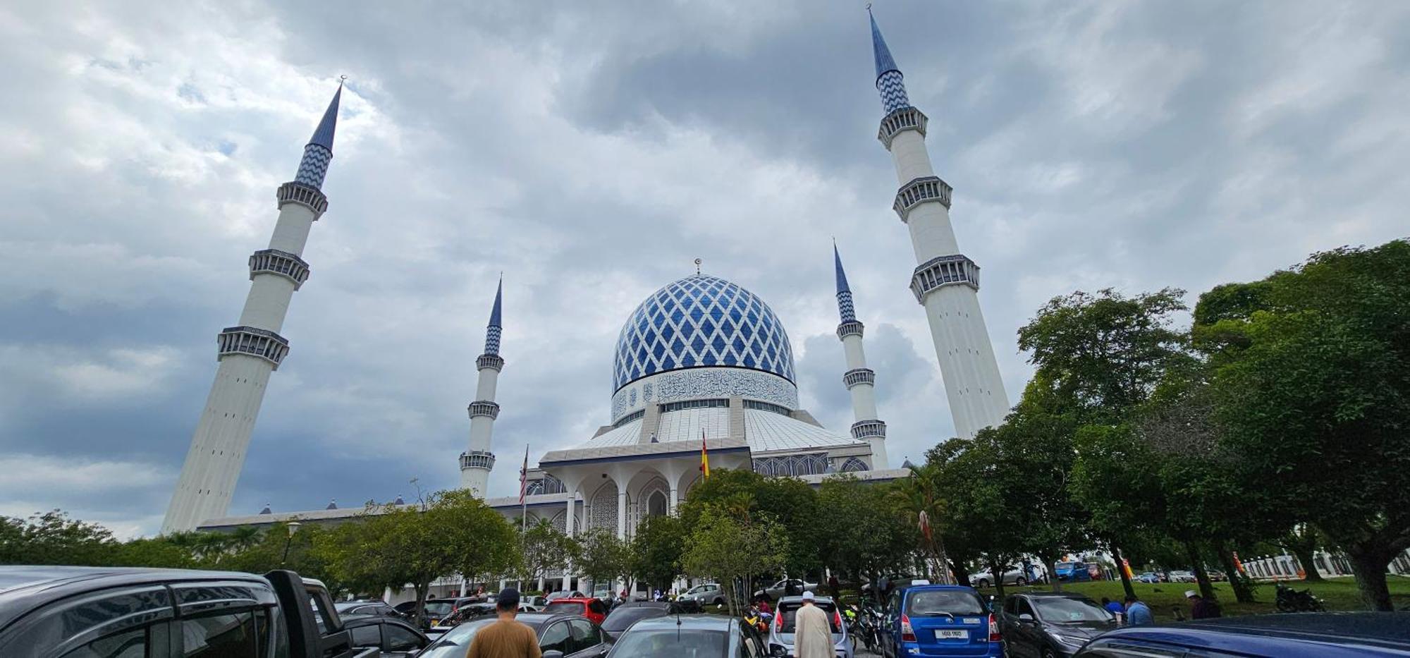 Mahligai View Near Masjid Shah Alam, Uitm Shah Alam, I-city, Stadium Shah Alam, Sacc, Pkns, Idcc, Msu, 17 Min Kuala Lumpur & Klang, Max 10 People, Free Food, Snooker, Pingpong, Indoor Games, Swimming Pool, Fast Wifi * Shah Alam
