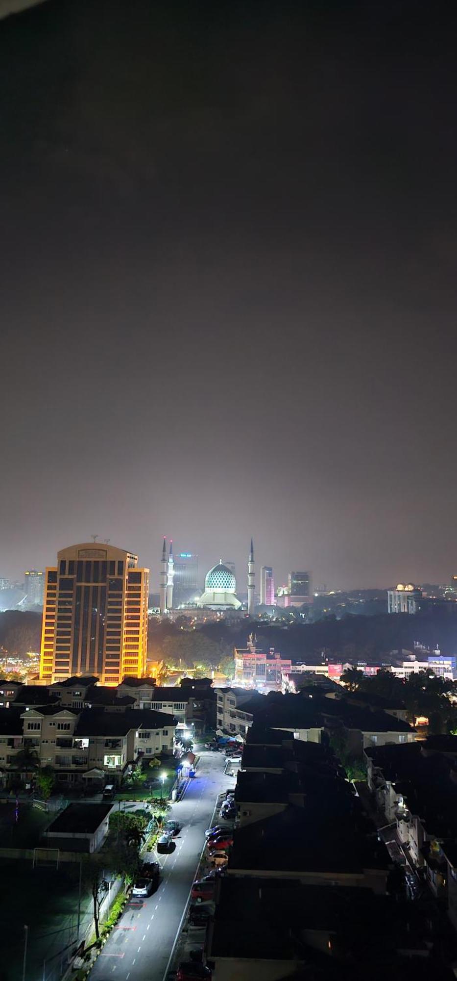 Mahligai View Near Masjid Shah Alam, Uitm Shah Alam, I-city, Stadium Shah Alam, Sacc, Pkns, Idcc, Msu, 17 Min Kuala Lumpur & Klang, Max 10 People, Free Food, Snooker, Pingpong, Indoor Games, Swimming Pool, Fast Wifi