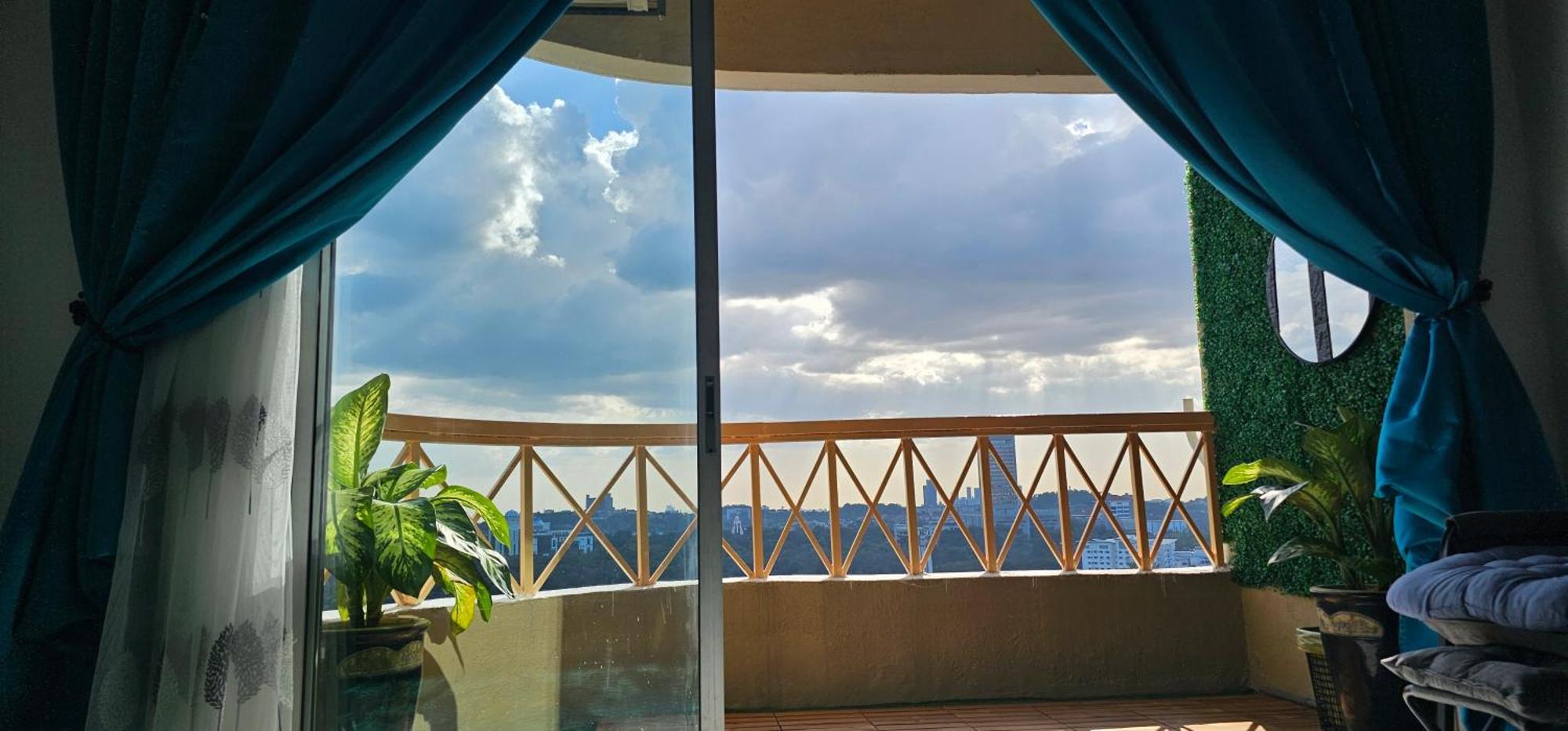 Mahligai View Near Masjid Shah Alam, Uitm Shah Alam, I-city, Stadium Shah Alam, Sacc, Pkns, Idcc, Msu, 17 Min Kuala Lumpur & Klang, Max 10 People, Free Food, Snooker, Pingpong, Indoor Games, Swimming Pool, Fast Wifi