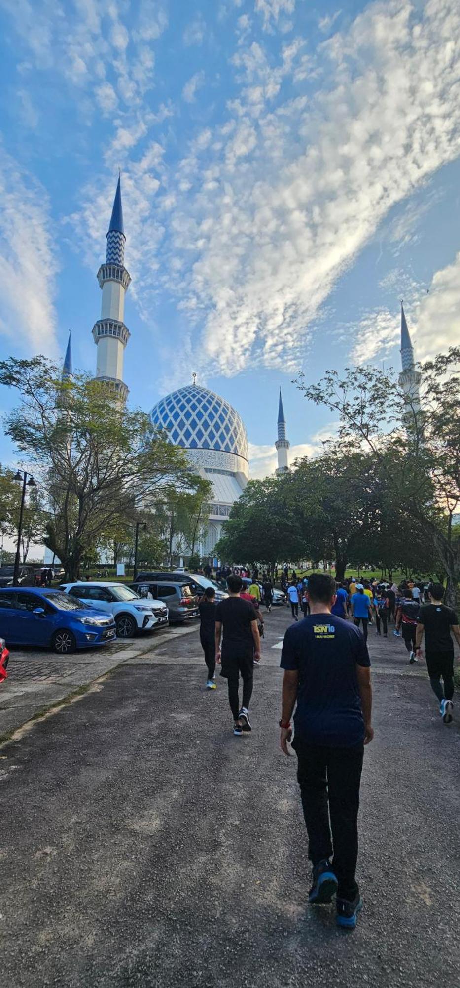 Mahligai View Near Masjid Shah Alam, Uitm Shah Alam, I-city, Stadium Shah Alam, Sacc, Pkns, Idcc, Msu, 17 Min Kuala Lumpur & Klang, Max 10 People, Free Food, Snooker, Pingpong, Indoor Games, Swimming Pool, Fast Wifi Apartment *