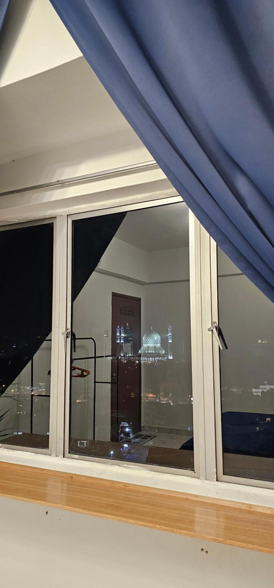 Mahligai View Near Masjid Shah Alam, Uitm Shah Alam, I-city, Stadium Shah Alam, Sacc, Pkns, Idcc, Msu, 17 Min Kuala Lumpur & Klang, Max 10 People, Free Food, Snooker, Pingpong, Indoor Games, Swimming Pool, Fast Wifi *