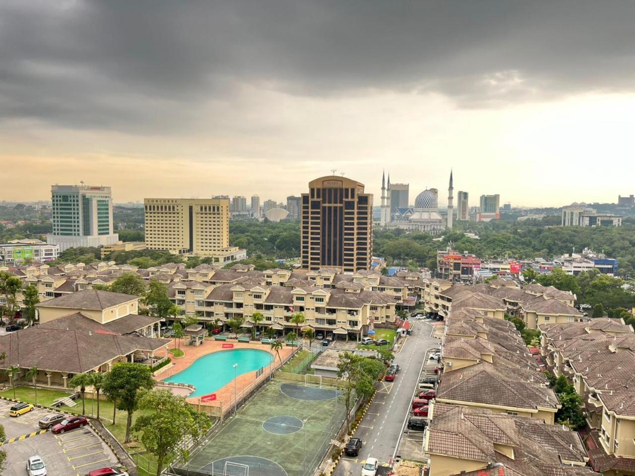 Mahligai View Near Masjid Shah Alam, Uitm Shah Alam, I-city, Stadium Shah Alam, Sacc, Pkns, Idcc, Msu, 17 Min Kuala Lumpur & Klang, Max 10 People, Free Food, Snooker, Pingpong, Indoor Games, Swimming Pool, Fast Wifi * Shah Alam
