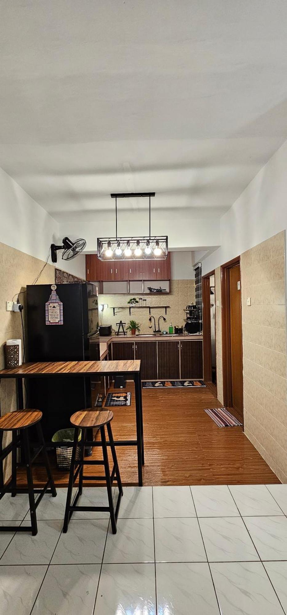 Mahligai View Near Masjid Shah Alam, Uitm Shah Alam, I-city, Stadium Shah Alam, Sacc, Pkns, Idcc, Msu, 17 Min Kuala Lumpur & Klang, Max 10 People, Free Food, Snooker, Pingpong, Indoor Games, Swimming Pool, Fast Wifi