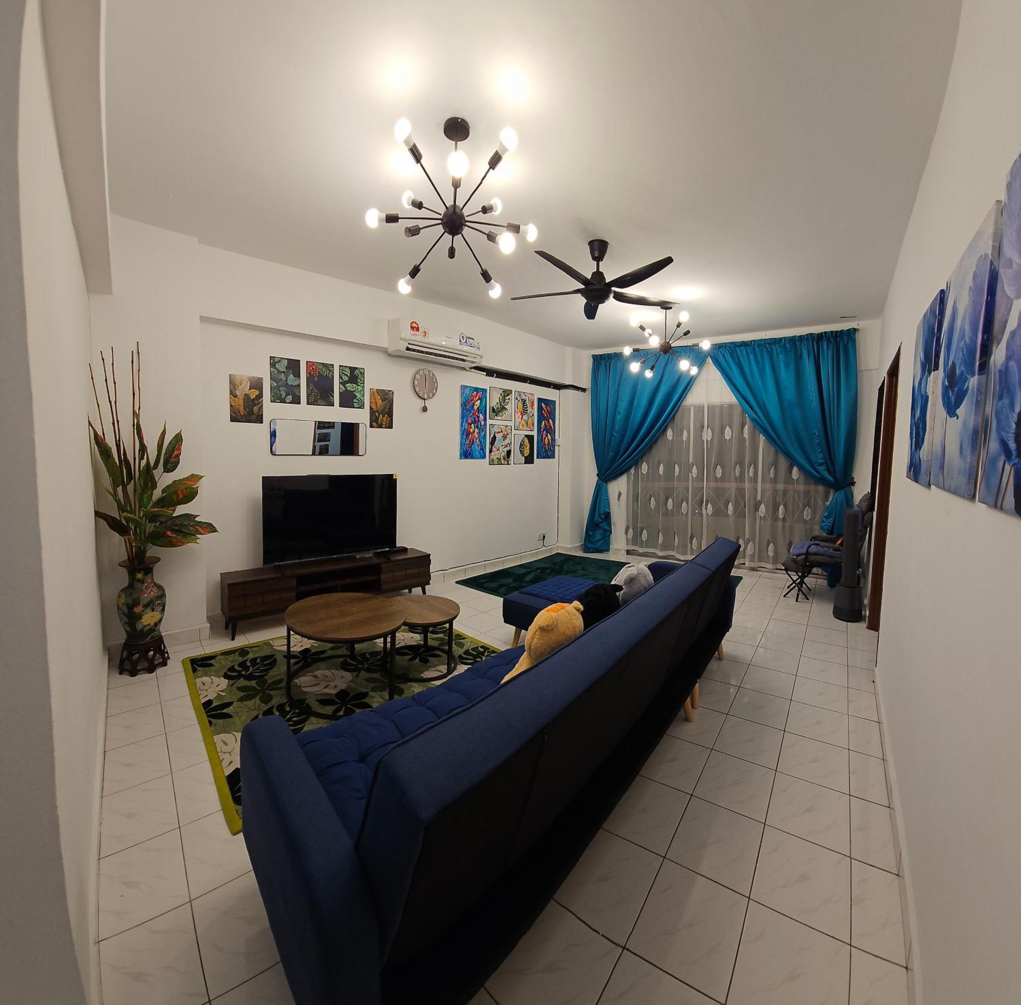 Mahligai View Near Masjid Shah Alam, Uitm Shah Alam, I-city, Stadium Shah Alam, Sacc, Pkns, Idcc, Msu, 17 Min Kuala Lumpur & Klang, Max 10 People, Free Food, Snooker, Pingpong, Indoor Games, Swimming Pool, Fast Wifi *